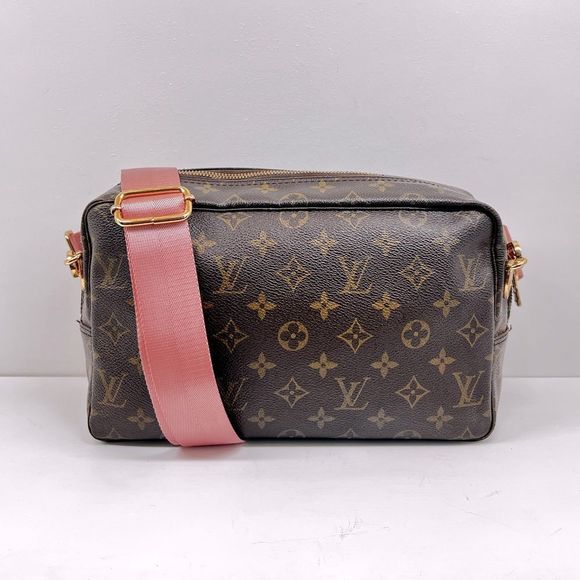 Louis Vuitton Handbags - 💯AUTH Louis Vuitton crossbody bag